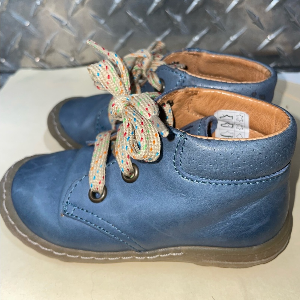 Kid Frodo shoes blue size 22 European sizing